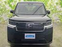 堂々としたフロントマスクが、力強い印象を与えます。洗練されたデザインと機能美が融合し、存在感を高めています。