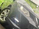 洗練された印象を与えるヘッドライト。そのデザインが、車両全体の表情をさらに引き立てています。夜間の視認性も確保され、安全なドライブをサポートする存在です。