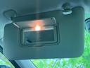 運転中の視界確保に役立つサンバイザー。手軽に開閉でき、日差しを効果的に遮断します。快適なドライビングをサポートする、実用的なアイテムです。
