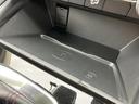 ワイヤレス充電機能を搭載し、スマートフォンを置くだけで充電が可能です。ケーブルの煩わしさから解放され、スマートな空間を実現します。