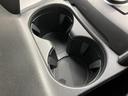 飲み物やペットボトルをしっかりと固定できる、便利なドリンクホルダーです。運転中の振動にも安心です。