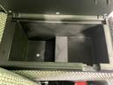 収納スペースを備え、荷物の整理整頓に役立ちます。小物をまとめて収納できるので、車内の空間を有効活用できます。