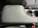 肘掛けとして使用できる便利な収納スペースです。小物を整理して収納でき、車内空間をすっきりと保てます。快適なドライブをサポートします。