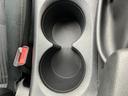 運転中の水分補給に便利な、カップホルダーが装備されています。飲み物をこぼす心配もなく、安心してドライブを楽しめます。