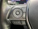 ステアリング周りのスイッチは、オーディオや通話操作を直感的に行えます。運転中に気を散らさずに操作できるので安全です。