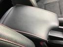 ゆったりと腕を置けるアームレストは、長距離運転の疲れを軽減。肘を安定させ、リラックスしたドライビングをサポートします。快適なドライブに貢献します。