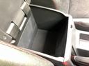 小物を整理整頓できる収納スペース。必要なものを手元に置いておけるので、運転中の使い勝手が向上します。車内空間をすっきりと保てます。