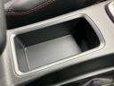 小物を整理できるスペースが設けられています。運転中に必要なものを手元に置いておけるので、安全運転に繋がります。細部への配慮が感じられます。
