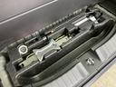 荷室下には工具類をまとめて収納できるスペースが設けられています。必要な備品を整理して収めておけるため、荷室を広く使いたい場面にも便利。収納場所が分かりやすいのもポイントです。