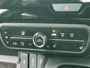 空調や窓の曇り取りなど、車内環境を整える操作が手元にまとまっています。表示を確認しながら扱いやすく、季節や天候に合わせて快適な車内づくりをしたい日常の場面で便利です。