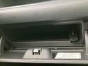 奥行きのある収納スペースがあり、車内で使う小物をまとめて置くのに便利です。蓋を開けて中身を確認しやすい形状で、散らかりやすい持ち物を整理しながら、すっきりと使えます。