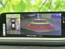 後方の映像に加えて車両周辺の様子も画面で確認でき、駐車時の安全確認をサポートします。表示されるガイド線も目安にしながら、周囲を確かめて落ち着いて操作いただけます。