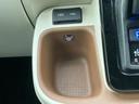 センター付近に小物を置けるくぼみが設けられ、底面の凹凸が荷物の収まりをサポート。上部には接続端子も配置され、日常の車内利用に便利なレイアウトです。