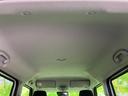 明るい色合いの天井が頭上に広がり、車内をすっきりとした印象にまとめています。左右に設けられた手掛けも確認でき、乗り降りの際に手を添えやすい配置です。