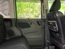 窓から外の様子を見渡せる後席まわりで、車内で過ごす時間にも開放感があります。落ち着いた色合いで、同乗者もくつろげます。◆画像認識AIによる推定であり実際と異なる場合があります。