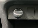 車内パネルの一角に、１２Ｖ・１２０Ｗの表記がある差し込み口を配置。周囲にはフラットなパネルも並び、必要な場所を確認しやすいすっきりとしたまとまりです。