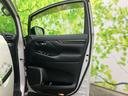 落ち着いた色合いで車内に自然になじみ、窓からの見通しも確保。乗り降りの際もすっきりとした印象でお迎えできます。◆画像認識AIによる推定であり実際と異なる場合があります。