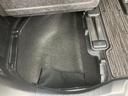 荷室の床下に収納スペースを備え、小物や車内で使うアイテムの整理に便利です。荷室まわりをすっきり保ちたい方にも、日常使いで重宝する収納です。