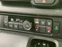 温度や風量などの操作部がまとまっており、表示を見ながら車内環境を調整できます。フロント・リアの曇り取りやシートヒーターのスイッチも備えています。