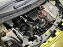 エンジンルーム内には複数の機器や配線が配置され、ハイブリッド車ならではの構成が見て取れます。日々の安心につながるよう、納車前には必要な点検整備を実施してご案内します。