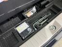 荷室下の収納には、工具類や車載用品をまとめて収められるスペースがあります。区画ごとに整理しやすく、必要な道具を一か所にまとめておけるのが便利。荷室をすっきり使いたい方にも役立つ収納スペースです。