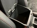 ふたを開けると収納スペースがあり、小物類をまとめて車内に置いておきたい時に便利です。使わない時は閉じておけるため、室内をすっきり保ちたい方にもおすすめの装備です。