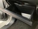 助手席前に設けられた収納スペースは、開口部が広く荷物の出し入れもスムーズ。小物をまとめて置きやすく、車内で必要な品をすぐ手に取れる便利なつくりです。