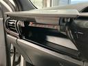 助手席前の収納部は、ふたを開けると奥行きのあるスペースが広がります。車内で使う小物をまとめて置きやすく、必要なときに取り出しやすい配置が魅力です。