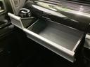 引き出して使えるトレーと小物入れを備え、車内で手元に置きたい品を分けて整理できます。必要なときに取り出しやすく、日常のお出かけにも便利です。