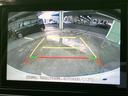 後方の様子をモニターで確認でき、駐車時の周囲確認をサポートします。画面には進行方向の目安となるガイド線も表示され、駐車枠に合わせる際の参考として便利です。