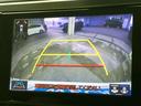 後方の映像とガイド線を画面で確認でき、駐車時の周囲確認をサポートします。車両周辺の状況を目で確かめながら操作できるので、狭い場所での駐車にも役立ちます。