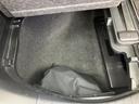 荷室の床下には、荷物を分けてしまえる収納スペースを確保しています。普段使いの小物や車内に置いておきたい品を整理しやすく、荷室をすっきり活用できます。