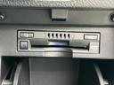 ETC車載器を備えており、対応するカードを利用して料金所をスムーズに通過できます。高速道路や有料道路を利用する機会のある方に、日々の移動を便利にする装備です。