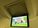 天井に設置された画面は後席からも目に入りやすい位置にあり、車内で映像を楽しむ場面に活躍します。画面が大きく、明るいイラストが表示されているため、お子さまとの移動時間にも親しみやすい雰囲気です。