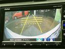 後方の映像にガイドラインが表示され、駐車時に周囲との距離を確認する際に役立ちます。画面で後方の状況を把握できるため、車庫入れや縦列駐車など日常の操作をサポートします。