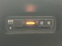 ETC車載器を備えており、対応する料金所ではETCカードを利用したスムーズな通過に役立ちます。高速道路を利用する機会のある方に便利で、料金所での停車や支払いの手間を軽減できます。