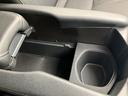 ふたを開けると収納スペースとドリンクホルダーが使える構成です。車内で散らばりやすい小物をまとめやすく、必要なものを手元に置いておきたい通勤やお出かけの際にも重宝します。