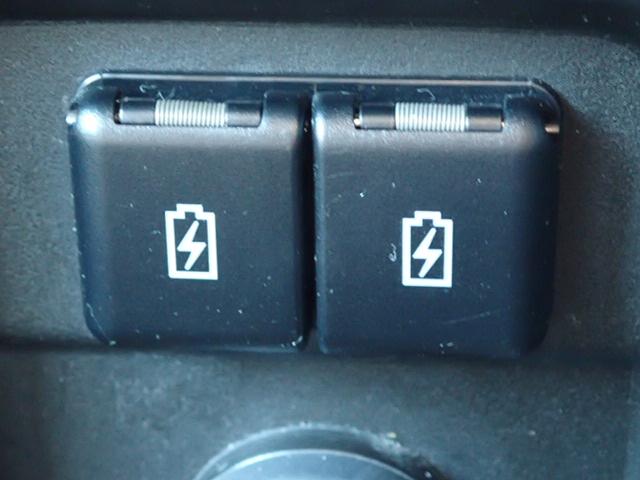 �X�}�[�g�t�H����g�ѓd�b�ƒ��ڃP�[�u���Őڑ����ď[�d���ł���y�t�r�a�\�P�b�g�z���C���p�l�ɔz�u�B