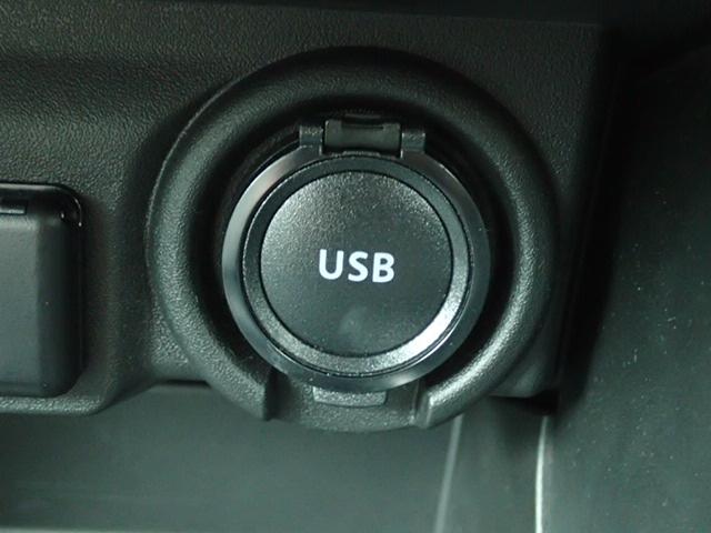 �X�}�[�g�t�H����g�ѓd�b�ƒ��ڃP�[�u���Őڑ����ď[�d���ł���y�t�r�a�\�P�b�g�z���C���p�l�ɔz�u�B