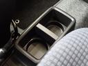 運転席と助手席の間にペットボトルだけでなく紙パックも置けるのがうれしい【ドリンクホルダー】