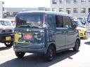 右斜め後ろからの特徴的なフォルム。ボックス型で車体全体を把握しやすく運転しやすそうですね♪
