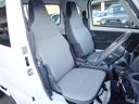 ゆとりをもって運転できる広くて快適な室内。広々ドアの開閉部で乗り降りもラクラク！さらに消毒済みなので安心ですよ！