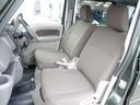 低めの乗降ステップ！体格に合わせて運転姿勢を取りやすくした運転席などこだわりのフロントシート！消毒済みなので安心！