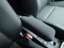 運転席に【フロントアームレスト】があります。