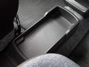 運転席・助手席の間に【フロアコンソールトレー】ボックスティッシュもそのまま置ける大きさがあります!