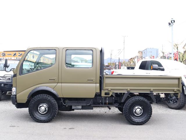 ダイナトラック Wキャブロングジャストロー ダブルキャブ リフトアップ 輸出ホイール ジオランダーMT 2500cc ディーゼルターボ マットカーキ オーバーフェンダー パイプフェンダー 後期ルックヘッドライト シートカバー マフラー(2枚目)