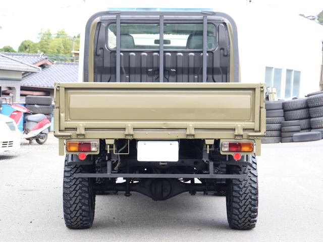 ダイナトラック Wキャブロングジャストロー ダブルキャブ リフトアップ 輸出ホイール ジオランダーMT 2500cc ディーゼルターボ マットカーキ オーバーフェンダー パイプフェンダー 後期ルックヘッドライト シートカバー マフラー(3枚目)
