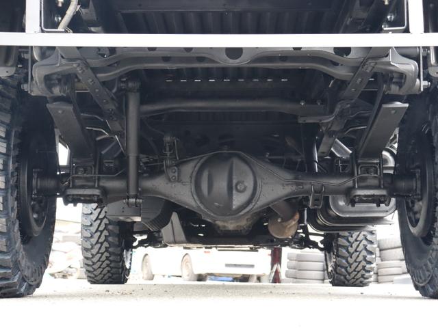 ダイナトラック Wキャブロングジャストロー ダブルキャブ リフトアップ 輸出ホイール ジオランダーMT 2500cc ディーゼルターボ マットカーキ オーバーフェンダー パイプフェンダー 後期ルックヘッドライト シートカバー マフラー(4枚目)