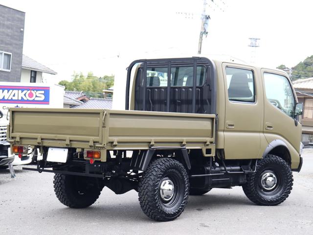 ダイナトラック Wキャブロングジャストロー ダブルキャブ リフトアップ 輸出ホイール ジオランダーMT 2500cc ディーゼルターボ マットカーキ オーバーフェンダー パイプフェンダー 後期ルックヘッドライト シートカバー マフラー(5枚目)