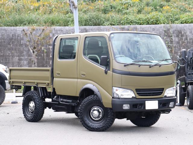 ダイナトラック Wキャブロングジャストロー ダブルキャブ リフトアップ 輸出ホイール ジオランダーMT 2500cc ディーゼルターボ マットカーキ オーバーフェンダー パイプフェンダー 後期ルックヘッドライト シートカバー マフラー(7枚目)